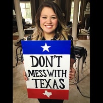 kelly_clarkson_selfie_dont_mess_with_texas.jpg